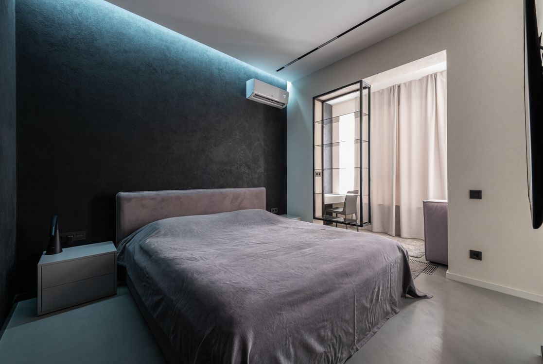 Quarto claro e contemporâneo com ar-condicionado instalado na parede
